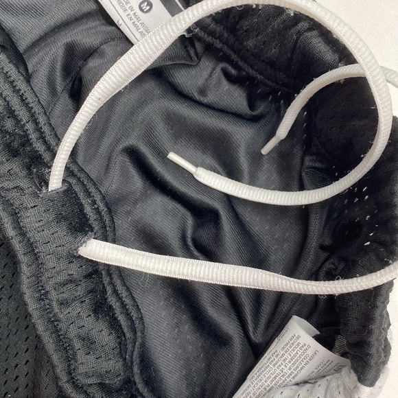 Nike athletic men’s shorts - size medium. Mesh material outer layer - Picture 6 of 6